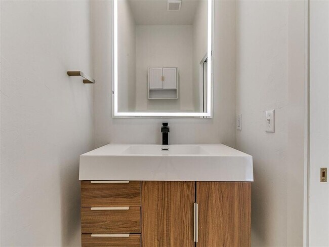 Building Photo - 605 N Idaho Ave