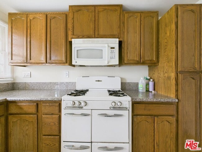 Building Photo - 1964 N Gower St