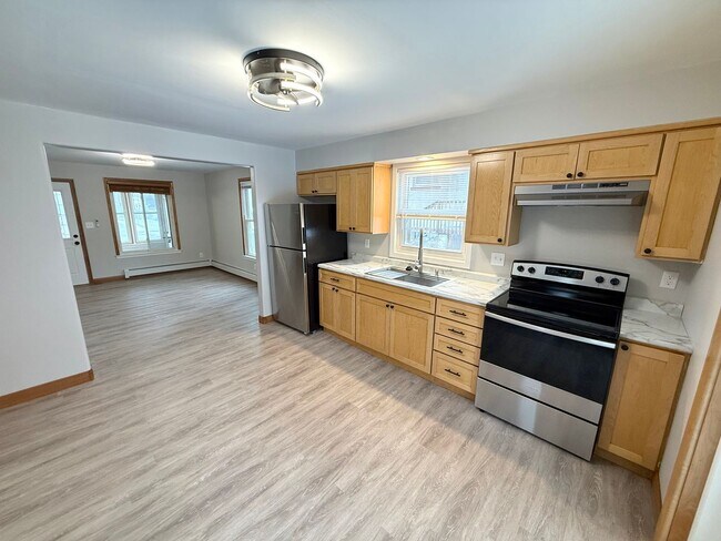 Building Photo - 916 1st St SE