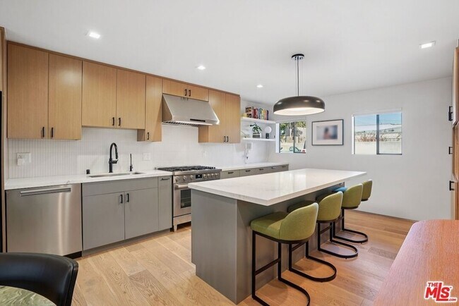 Building Photo - 838 N Mansfield Ave