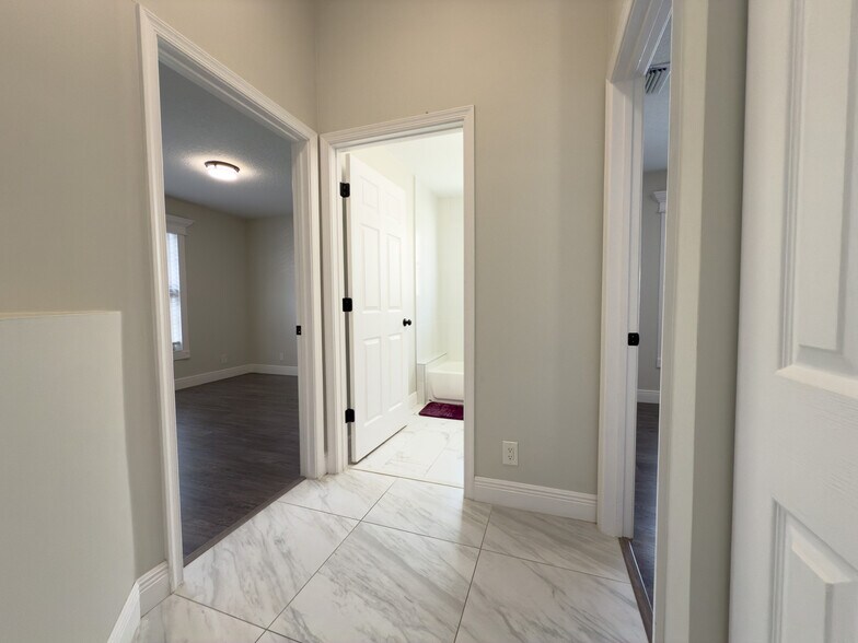 Building Photo - 12204 Sunset Point Cir