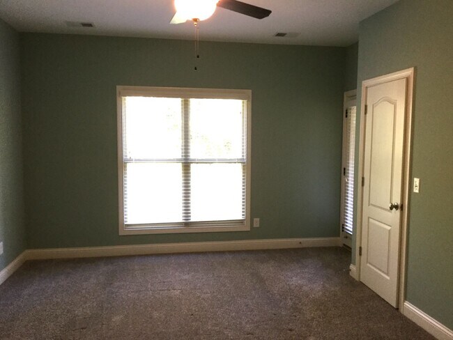 Building Photo - Spacious 2 Bedroom, 2 Bath Condo with Garage in the Heart of Middletown!