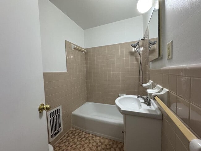 Building Photo - 33 Mitchell St