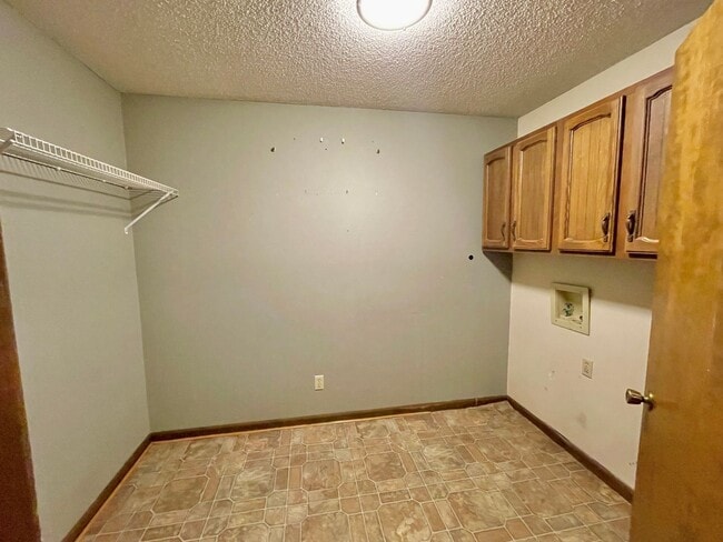 Building Photo - Large 3 bed / 2 bath Available Now!