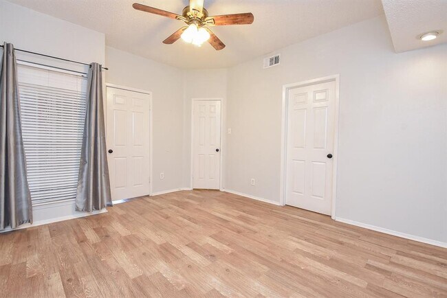 Building Photo - 10855 Meadowglen Ln