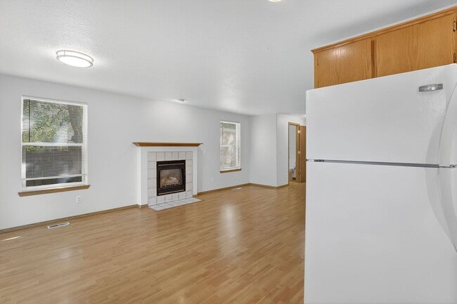 Building Photo - Great 2 story Townhome with Garage!