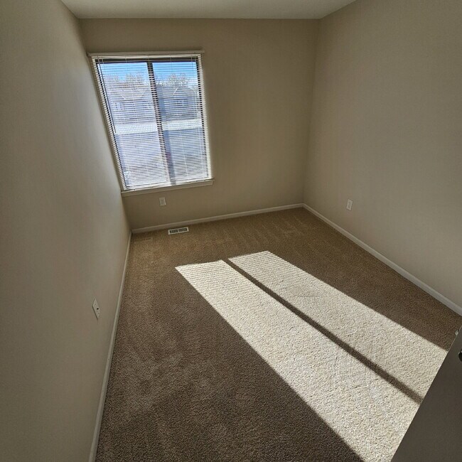 Building Photo - 2-bedroom, 1.5 bath that features two bedr...