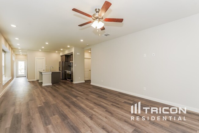 Building Photo - 8208 Howell Oak Dr