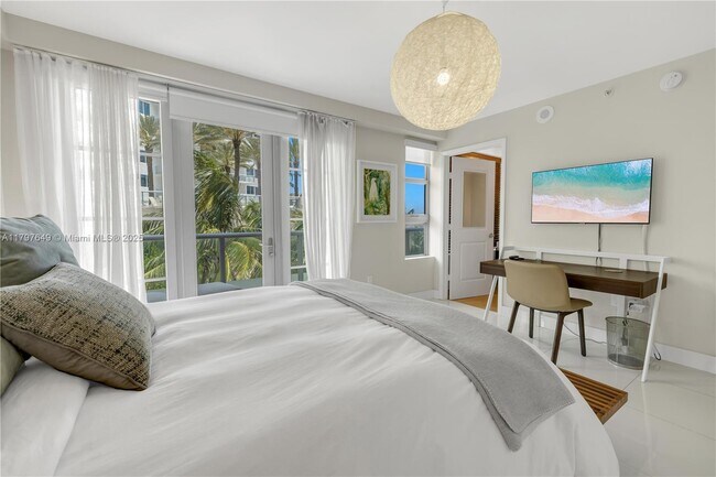 Building Photo - 3739 Collins Ave