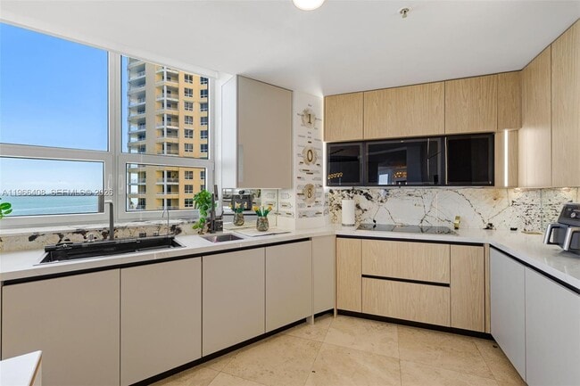 Building Photo - 848 Brickell Key Dr