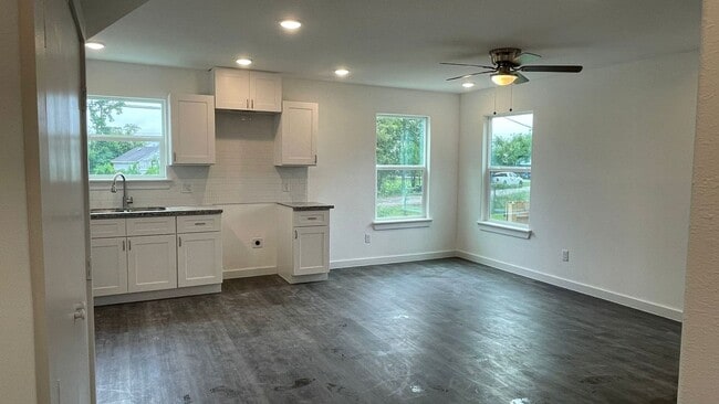 Building Photo - Fall in Love with This Beautiful 3-Bed Home