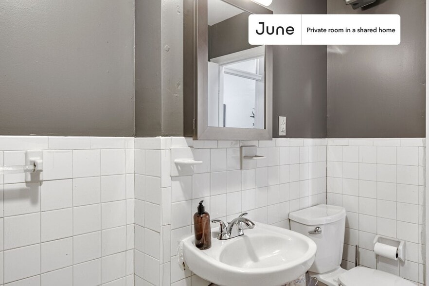 Building Photo - Room in Shared 3 bed/1 bath home