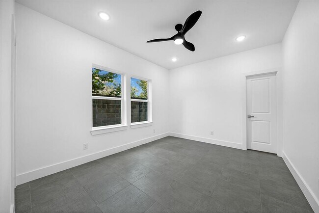 Building Photo - 2122 Oatfield Dr