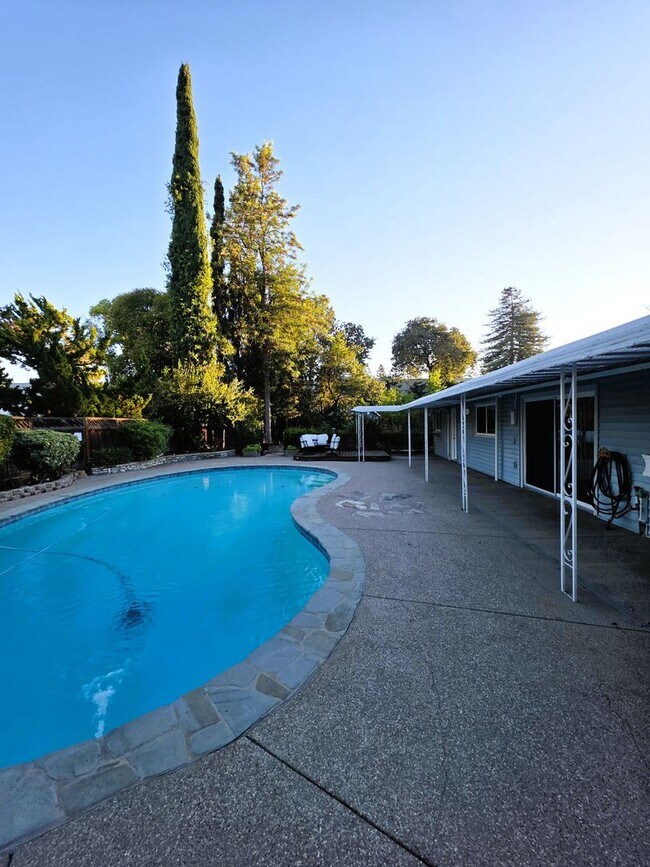 Building Photo - *MOVE IN SPECIAL* Single Story Pleasant Hi...