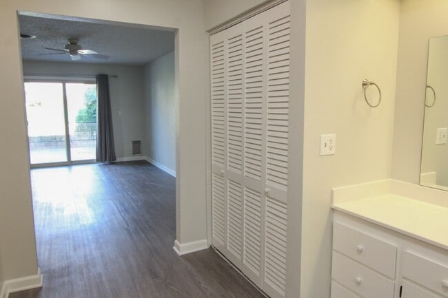 Building Photo - Remodeled Redding Condo!