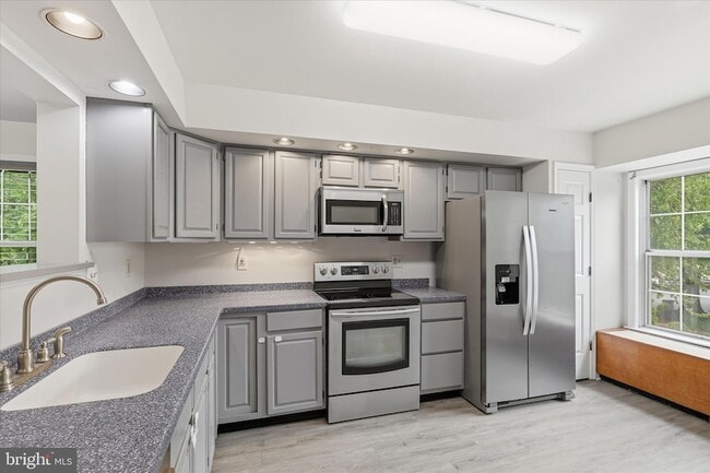 Building Photo - 8624 Sanderling Dr