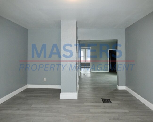 Building Photo - Spacious Rental | Convenient Central Location