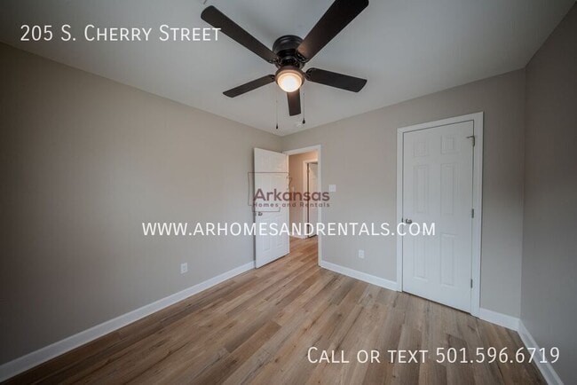 Building Photo - 205 S Cherry St