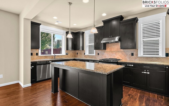 Building Photo - Natural Light-Filled Renton Home with Spac...
