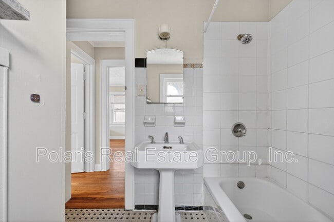 Building Photo - 715 E 60th St