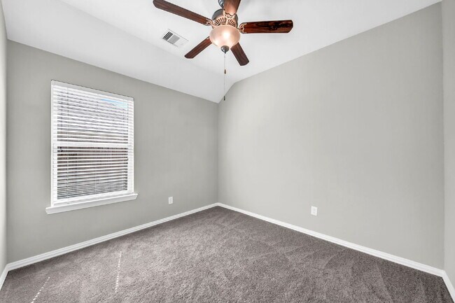 Building Photo - Welcome home to this beautifully maintaine...