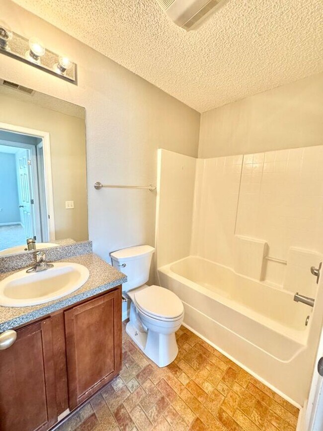 Building Photo - Townhome located in Live Oak!!