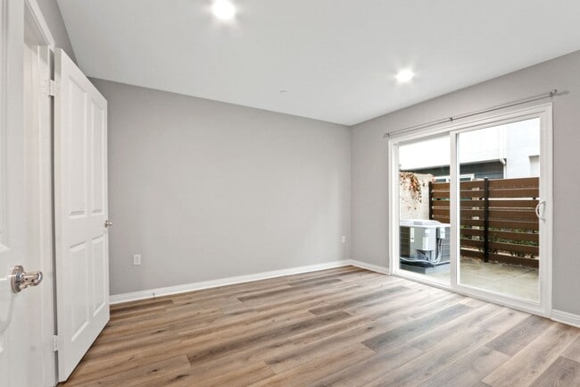 Building Photo - Gorgeous Tri-Level Townhome with Attached ...