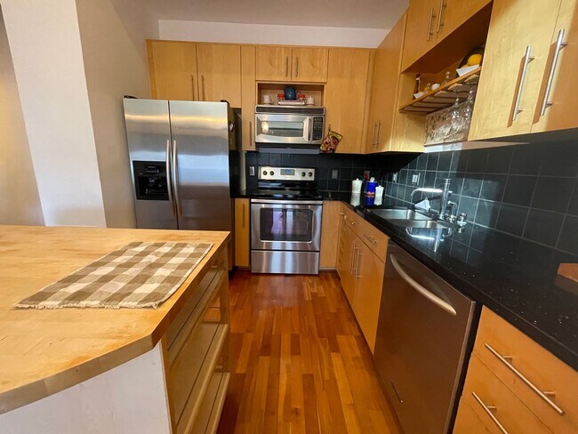 Building Photo - 3 Story Luxury Loft In The NW! Available F...