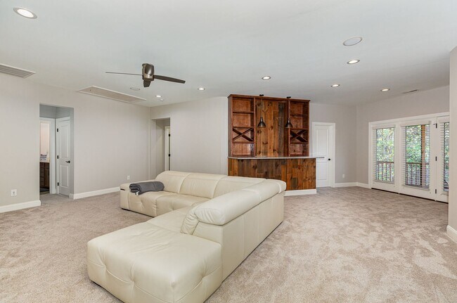 Building Photo - Stunning 5-Bedroom, 5-Bathroom Home with Chef's Kitchen and Luxurious Features