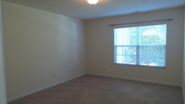 Building Photo - ~~ 4 Bedroom End Unit Townhome            ...