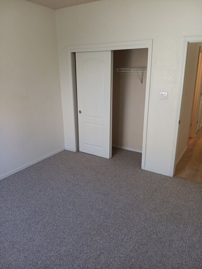 Building Photo - Beautiful 3 bedroom 3 bathroom home! Showi...