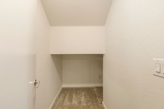 Building Photo - Bright and Airy 2 Bed 2.5 Bath Townhome in...
