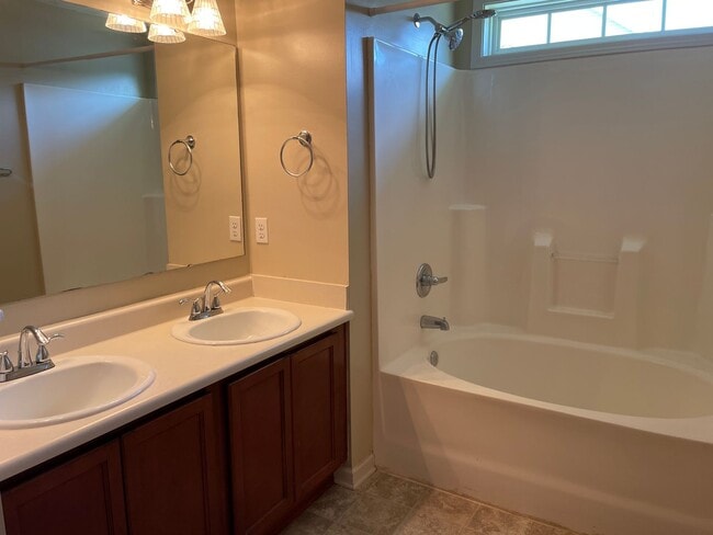 Building Photo - Charming 3 Bed 2 Bath Raeford Home with Fenced Backyard