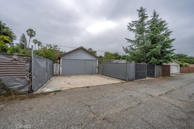 Building Photo - 1243 Yosemite Dr