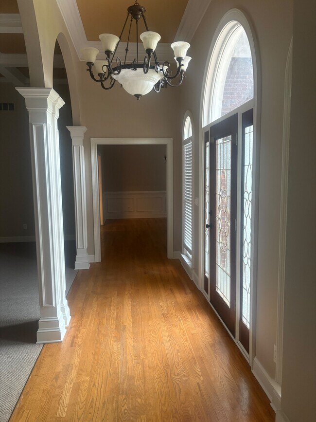 Building Photo - 860 Streamside Dr