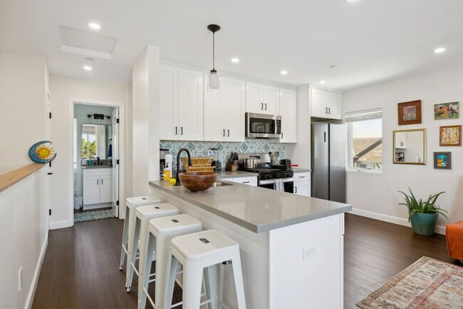 Building Photo - 721 E 22nd St