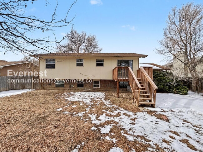 Building Photo - 3 Bed, 2 Bath Home with Fenced Yard & Garage / Available Now!