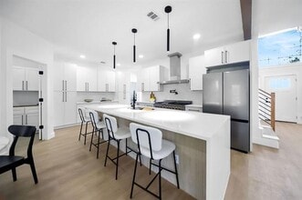 Building Photo - 7505 Larchmont Dr