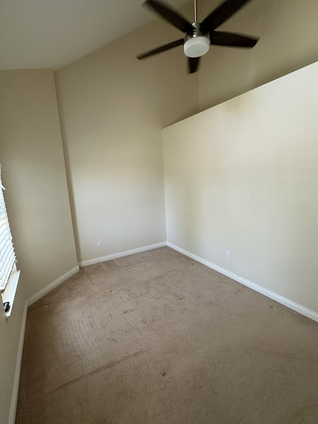 Building Photo - 898 English Holly Ln