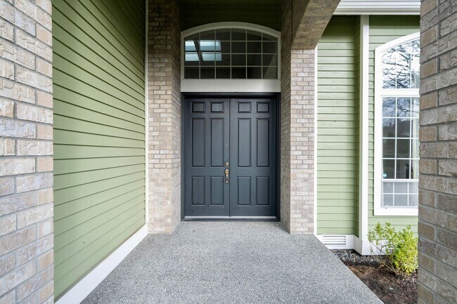 Building Photo - Spacious 5 Bedroom 3 Bath Home w/ 3-Car Garage and New Updates!