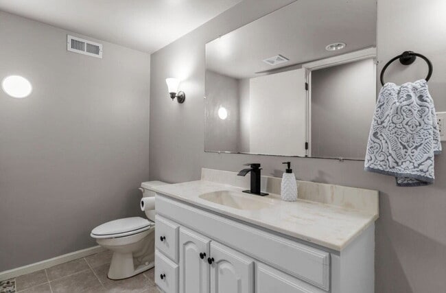 Building Photo - Elegant 3-Bed Single Family with Fireplace & Hardwood Floors in Shakopee – 2345 Sq Ft of Comfort