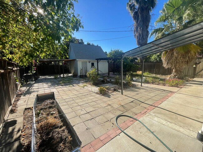 Building Photo - Cozy 2 bedroom bungalow home near UOP