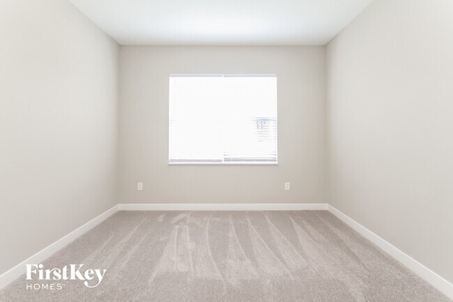 Building Photo - 2404 S Carlota Dr