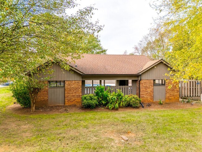 Building Photo - Beautifully remodeled one bedroom, one bath in Lake Wylie Woods!