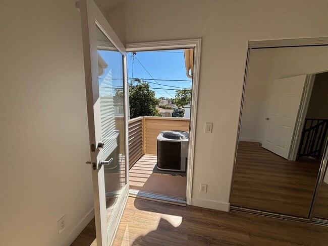 Building Photo - Remodeled 3 Bed 3 Bath Townhome for Rent in Glendale, CA