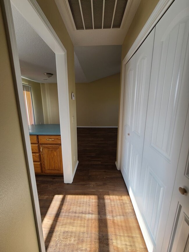 Building Photo - Large One Bedroom