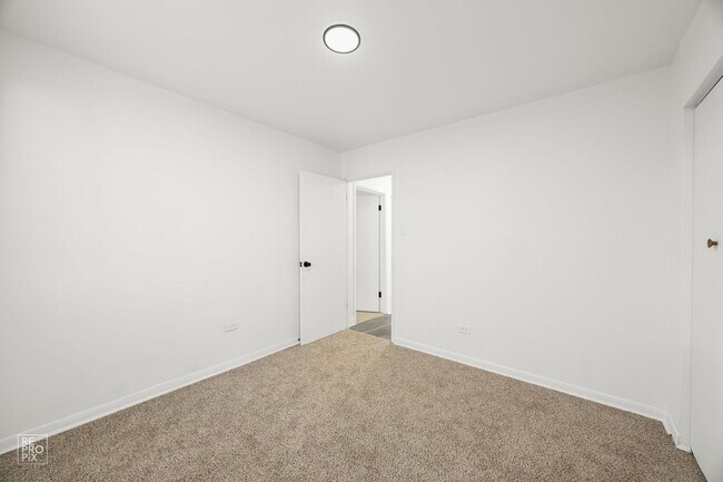 Building Photo - 8342 S Ellis Ave