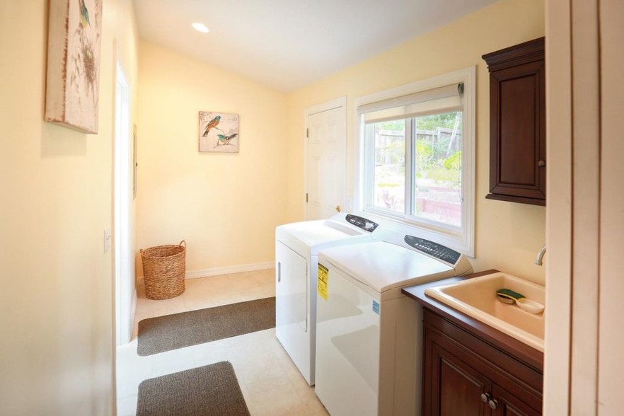 washer/dryer included - 4149 El Bosque Dr