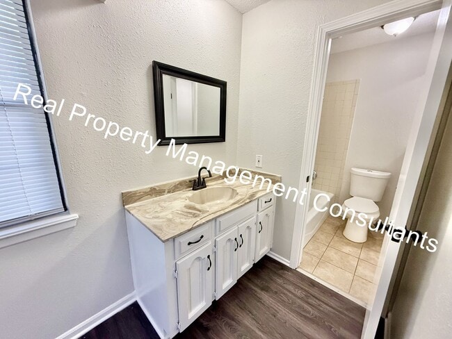 Building Photo - Beautifully Updated Split-Level 3 Bedroom Home! Deposit Free Living Available via Obligo