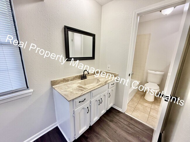 Building Photo - Beautifully Updated Split-Level Home in Blue Springs